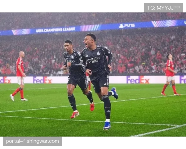 现场花絮：大雨中断比赛，小球迷冲入场内与皇马球员击掌