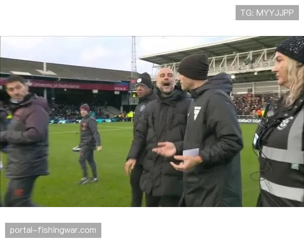 场边花絮:瓜迪奥拉与恩里克在场边激烈交流,第四官员介入 场边花絮:瓜迪奥拉与恩里克在场边激烈交流,第四官员介入